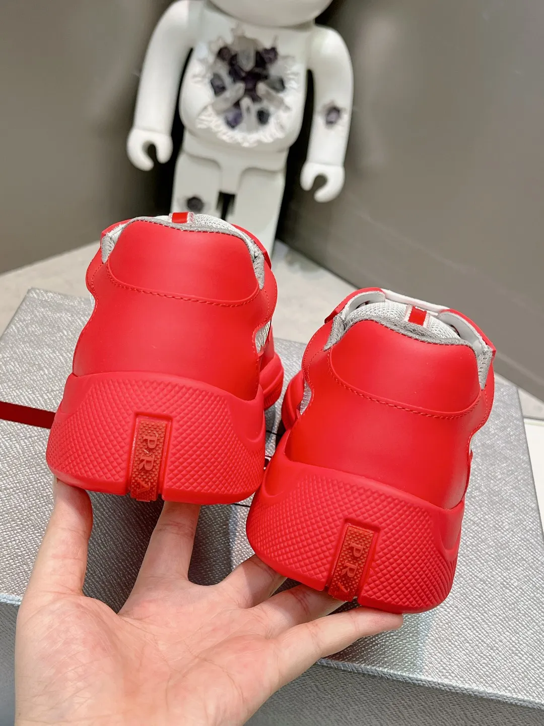 P680👟👟 Prada soft rubber and Bike fabric sports America’sCuP sneakers with Prada style have been redesigned, new fabrics and colors inject a new contemporary spirit into them. Size / 35-44 45 46 can be customized and non-returnable.
